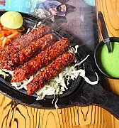 seekh-kebab-med-pommes-food-king-punjabmasala-grill-pizza-spanja